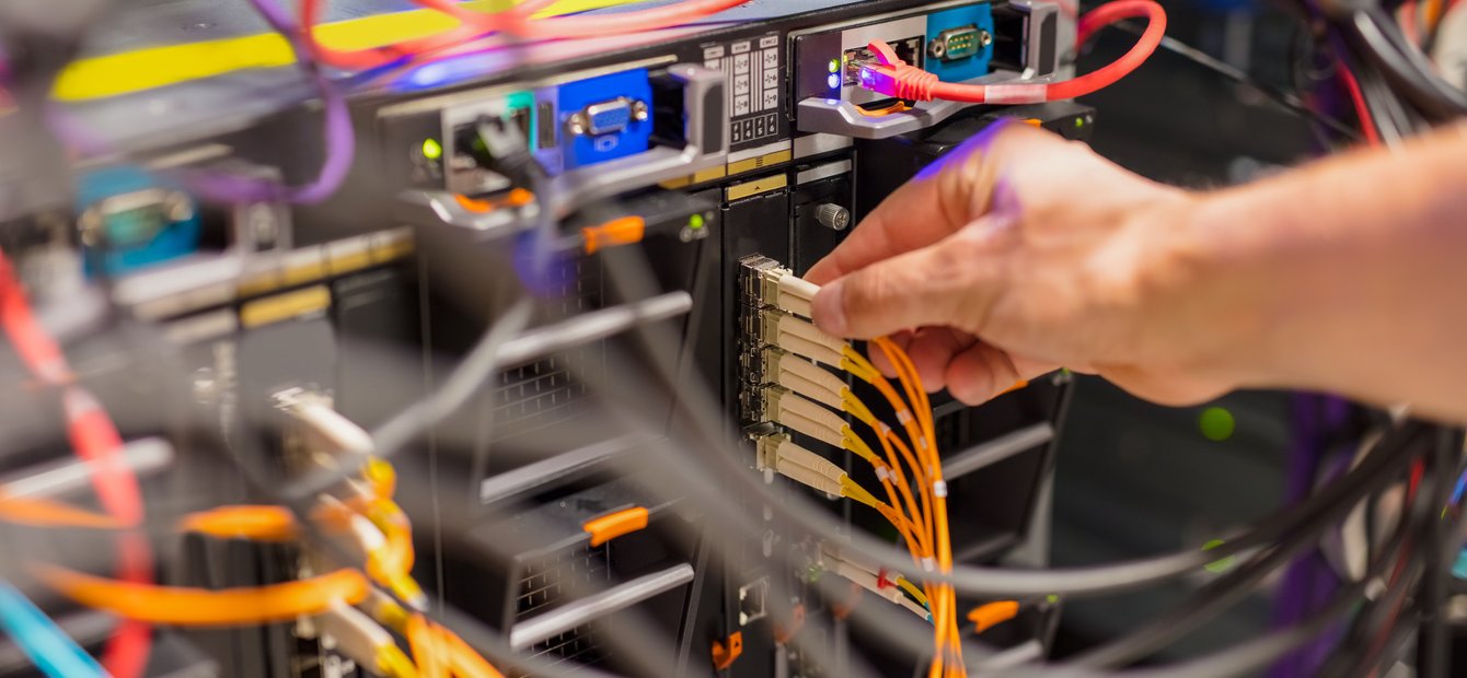 Image Bild von Kabeln am Server oder großen Rechner